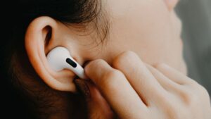 AirPods 可以通过 iOS 19 中的实时翻译免费升级赶上三星耳机