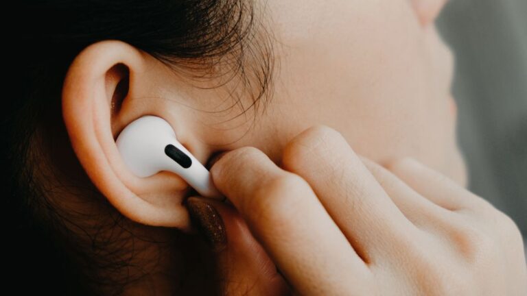 AirPods 可以通过 iOS 19 中的实时翻译免费升级赶上三星耳机