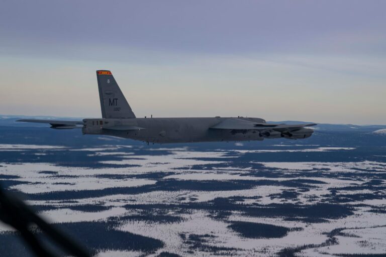 B-52 在斯堪的纳维亚国家上空进行训练以展示北约支持