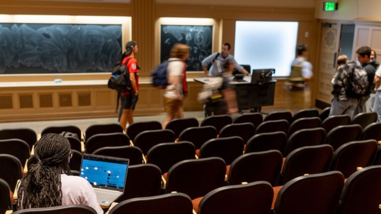 以下是 Z 世代和 Alpha 世代在学校实际使用 ChatGPT 的情况