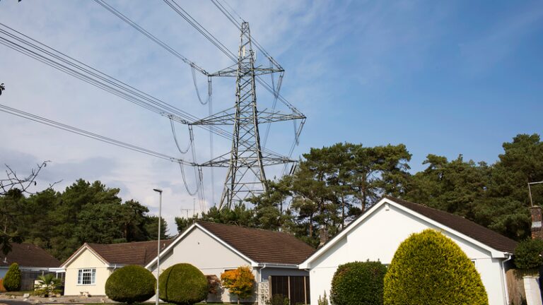 英国政府每年向居住在新塔架附近的人们提供 250 英镑的能源费用