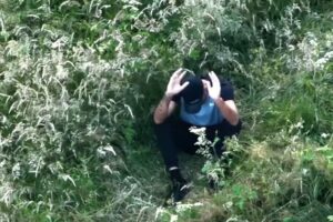 警察使用无人机抓住他后，危险司机瞬间自首
