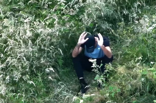 警察使用无人机抓住他后，危险司机瞬间自首