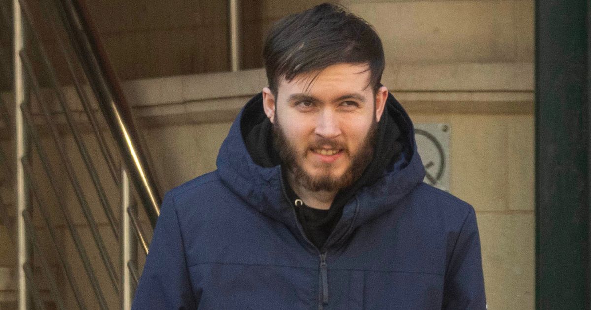 他兴奋地玩着他的生日玩具，然后在几秒钟内就来到了米德尔顿上空 1,600 英尺的“灾难”