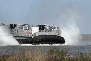 美国海军获得第 13 个船对岸连接器 LCAC 112 以改善海滩着陆