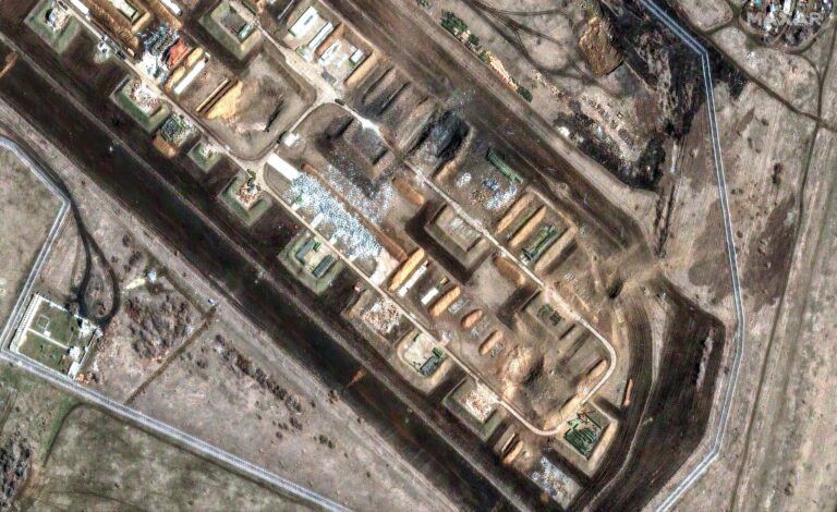 卫星图像显示俄罗斯恩格斯 2 号空军基地遭到大面积破坏