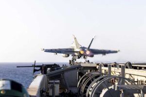 快讯：美国海军杜鲁门号航空母舰在针对胡塞武装的扩展部署中进行飞行行动