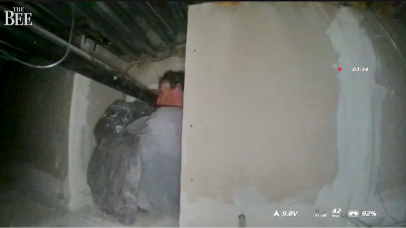 观看萨克拉门托警方无人机飞入阁楼，发现躲在爬行空间中的入室盗窃嫌疑人