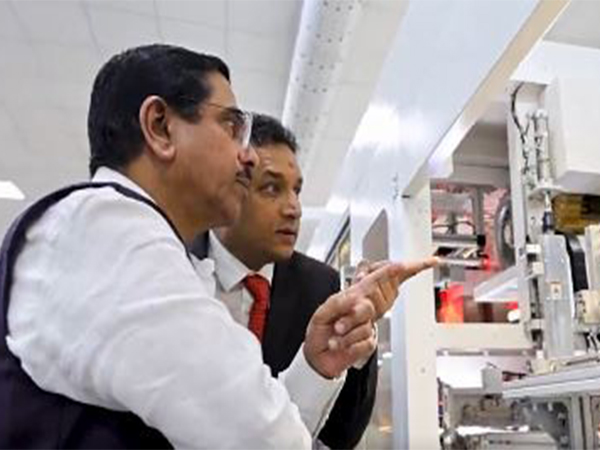 Pralhad Joshi 在 Goldi Solar 的苏拉特工厂推出人工智能太阳能生产线