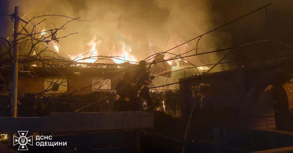 俄罗斯人夜间用无人机袭击敖德萨地区：大火爆发
