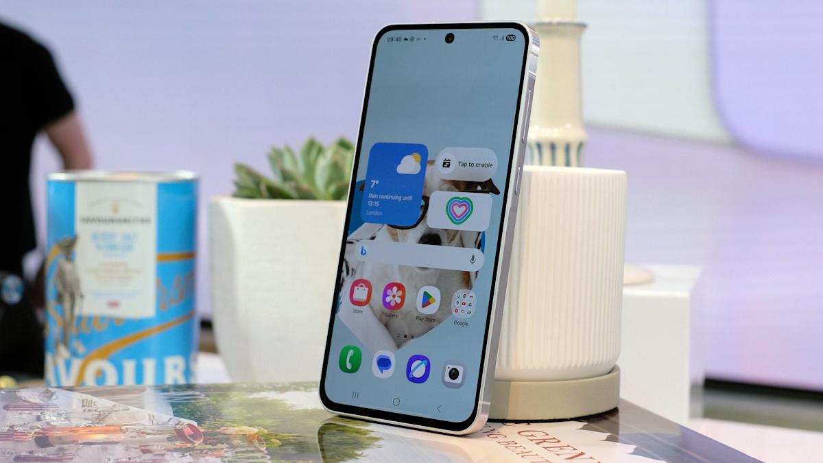 三星的中端 Galaxy A56 具有 AI 照片编辑功能，其按钮也有一个凸起