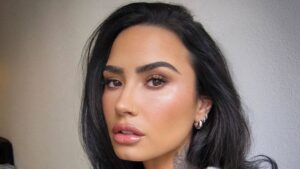 黛米·洛瓦托 （Demi Lovato） 因音乐品牌重塑、冷冻酸奶丑闻和代词而被 ChatGPT 烤