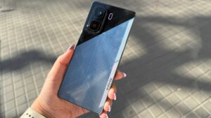 在 MWC 2025 上，Infinix 的太阳能手机可以用环境光充电