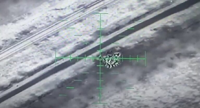 乌克兰边防警卫在哈尔科夫地区消灭俄罗斯步兵战车和三门火炮（视频）