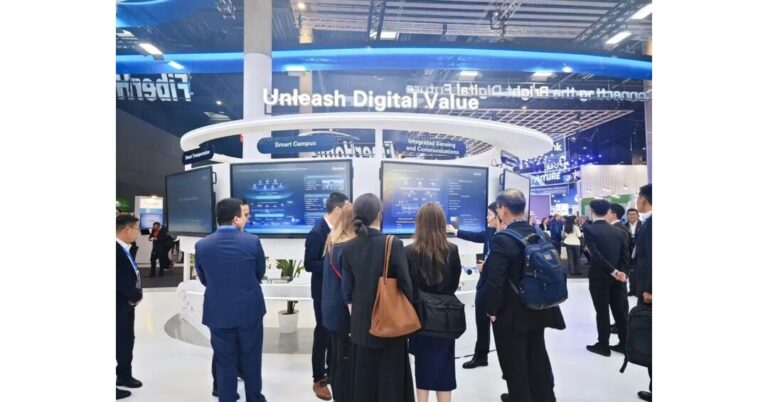 烽火通信在 MWC 2025 上大放异彩：开创光明的数字化未来