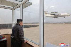 朝鲜领导人金正恩监督人工智能自杀式无人机展示