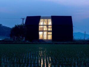这座位于北海道的分体式住宅产生的能源是其消耗的两倍