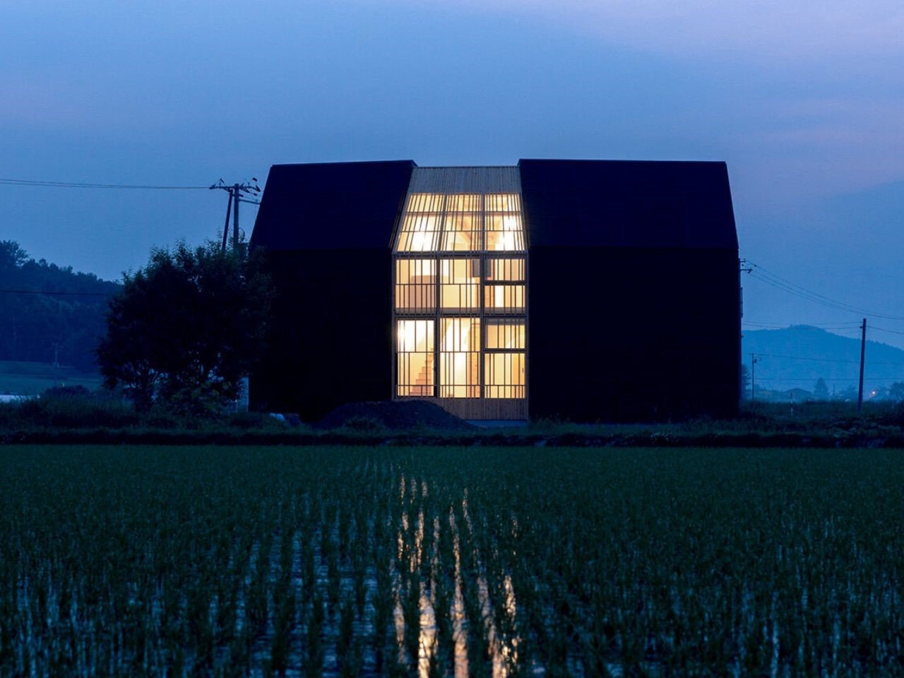 这座位于北海道的分体式住宅产生的能源是其消耗的两倍