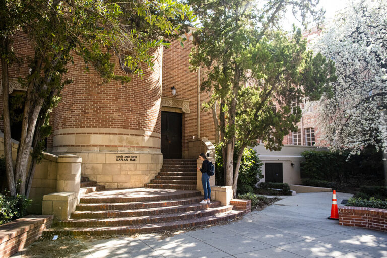 加州大学洛杉矶分校教授努力让课程材料无障碍，引入人工智能教科书