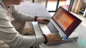 这款配备台式机大小的 Rtx GPU 的液冷笔记本电脑是我梦寐以求的弗兰肯斯坦机器