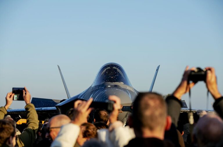 荷兰国防部长表示，F-35 合作伙伴全力以赴参与该计划