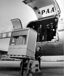 第一个 5MB 硬盘的重量大约......