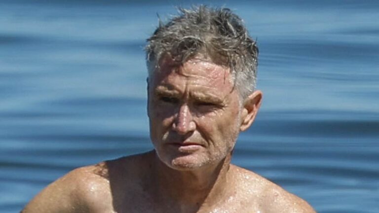 戴夫·休斯 （Dave Hughes） 在阿德莱德艺穗节 （Adelaide Fringe Festival） 度过了一个有争议的周末后，在圣基尔达海滩 （St Kilda Beach） 畅游时似乎陷入了沉思，因为他在阿德莱德艺穗节 （Adelaide Fringe Festival） 上度过了一个有争议的周末，将三名女性踢出了他的单口喜剧演出