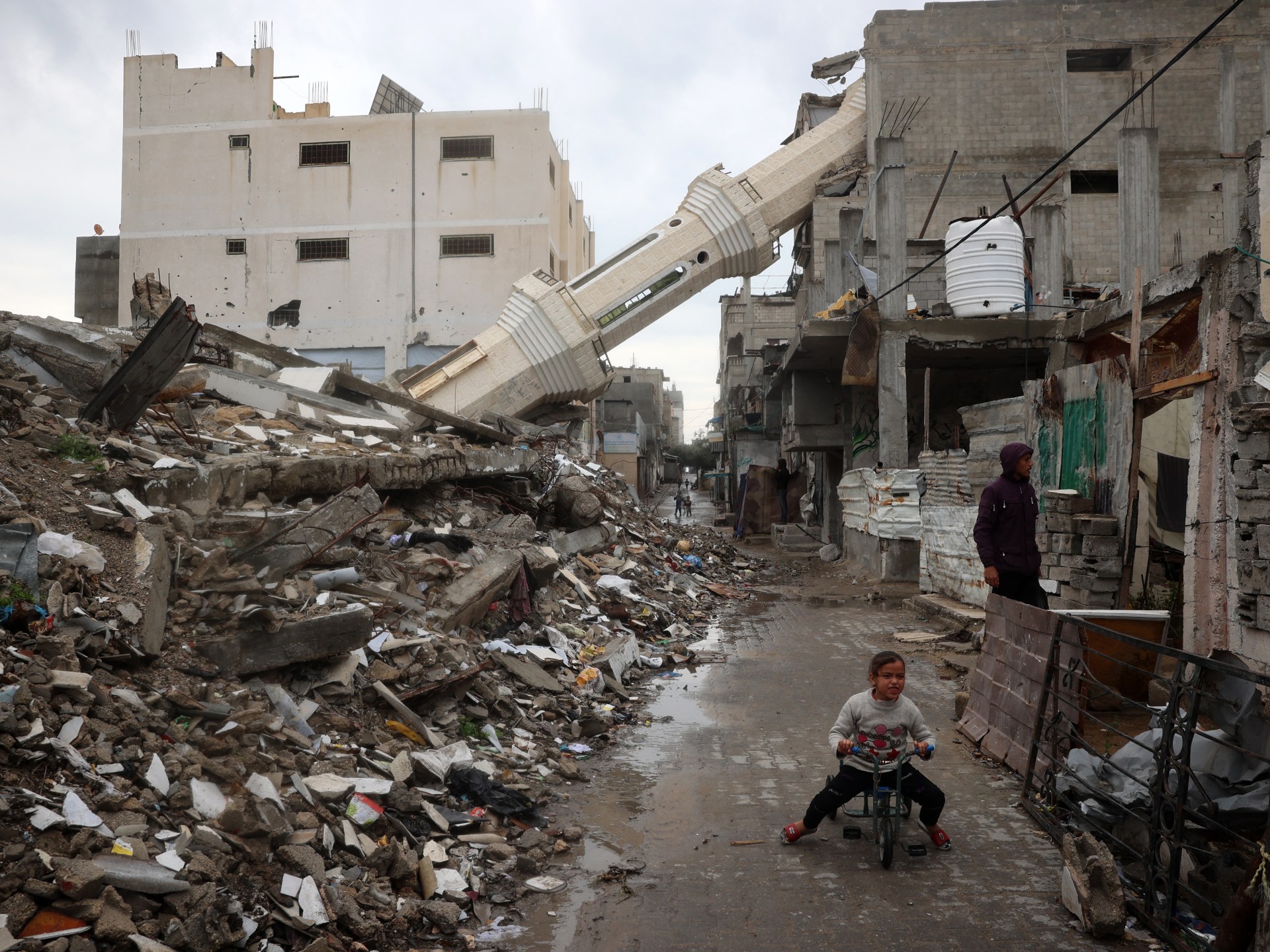 以色列袭击在加沙造成三人死亡，哈马斯和埃及举行停火谈判