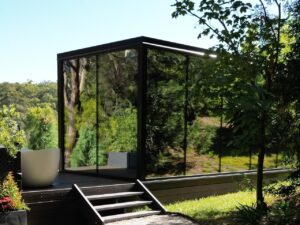 Mirrored Glamping Tiny Retreat 提供百万富翁风格的极简主义，没有价格标签