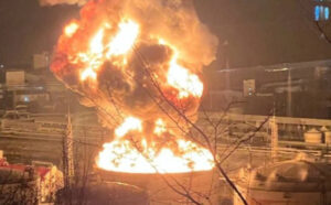 乌克兰无人机袭击俄罗斯主要炼油厂，大火爆发