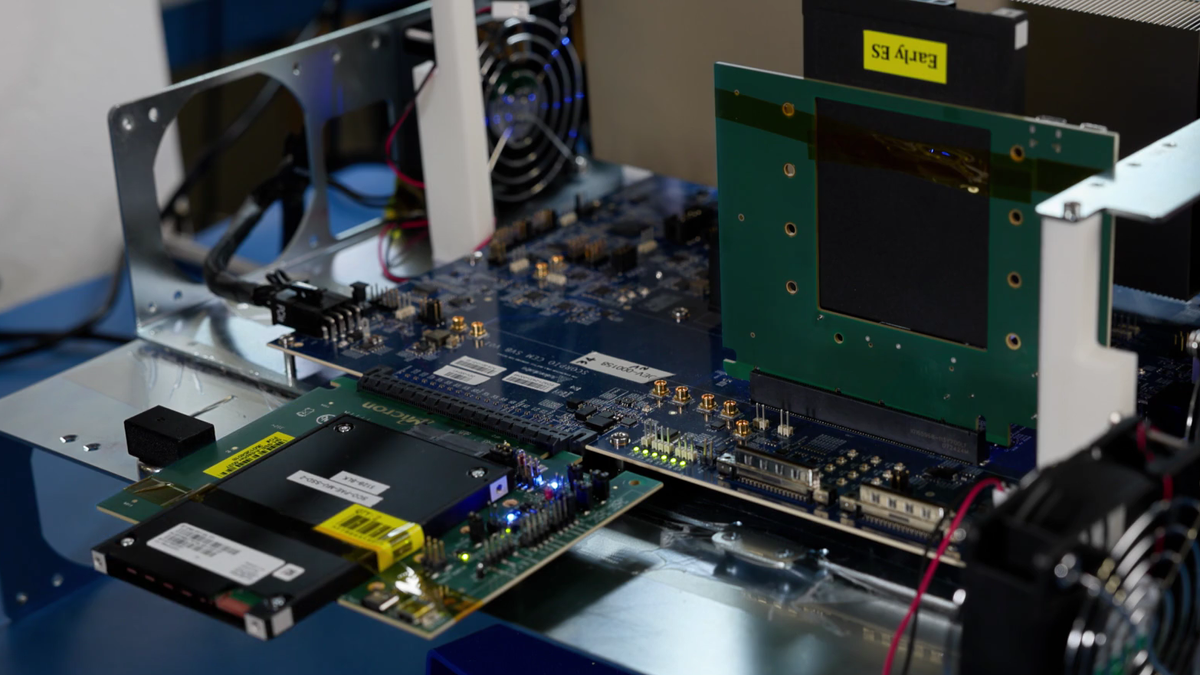 美光展示世界上最快的 PCIe 6.0 SSD，速度达到 27 GB/s — Astera Labs PCIe 6.0 交换机实现令人印象深刻的顺序读取