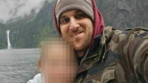 37 岁的冲浪者在女友面前被鲨鱼咬死，他令人震惊的最后时刻被无人机捕捉到，人们悼念他
