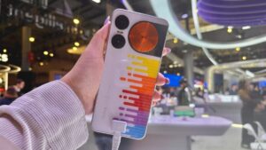 中兴通讯努比亚手机在 MWC 2025 上大放异彩：从翻盖手机到音乐迷手机