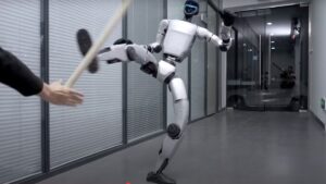 这个硬核功夫机器人看起来像 CGI，但可怕的不是