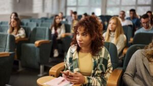 10 名大学生和管理人员中有 8 名欢迎 AI 代理