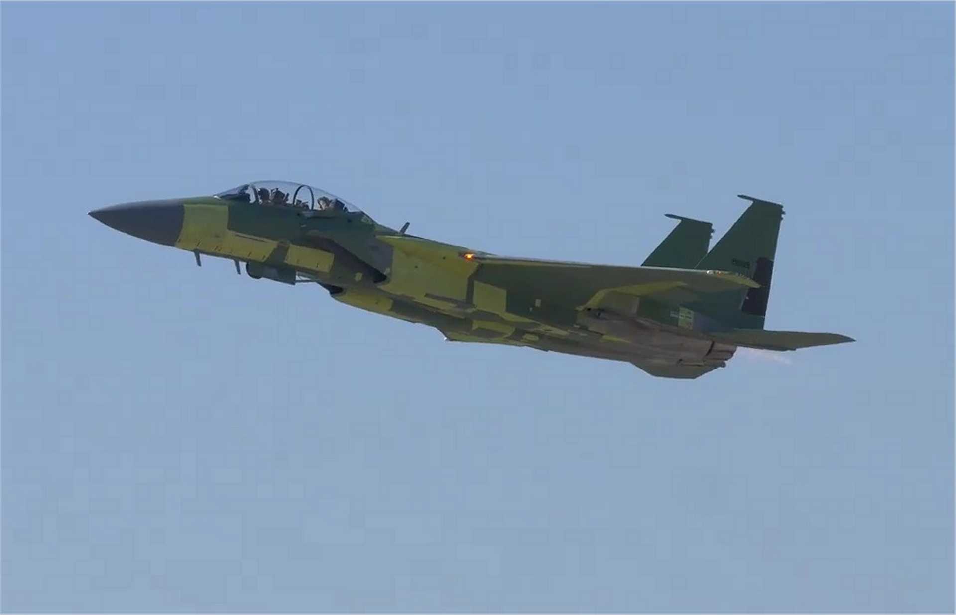 突发新闻：美国空军达到关键里程碑，新型波音 F-15EX 战斗机 Lot 2 成功首飞