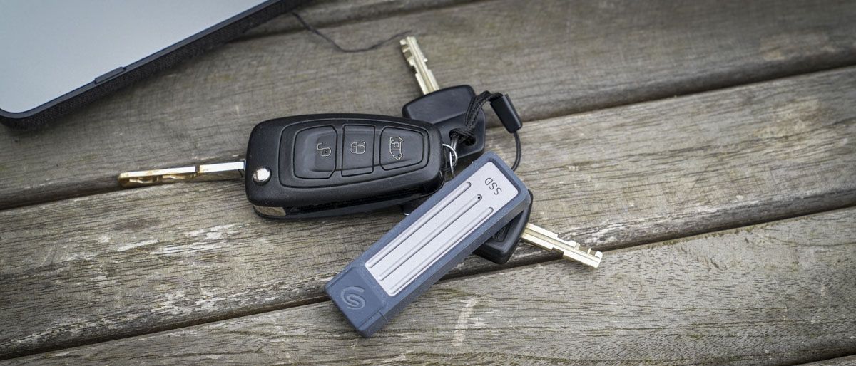 我测试了这款袖珍型 SSD 一周，现在我带着它到处走