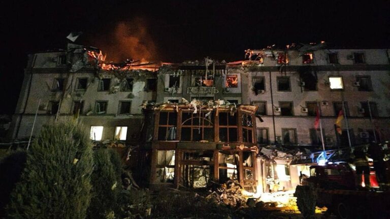 在美国援助和情报冻结的情况下，俄罗斯空袭在乌克兰造成 4 人死亡