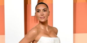 金·卡戴珊 （Kim Kardashian） 发布与特斯拉 Cyber truck 和 Optimus 机器人的合影