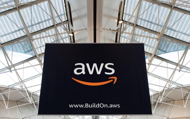 由 DeepSeek-R1 提供支持的 Amazon Bedrock：购买、出售还是持有股票？