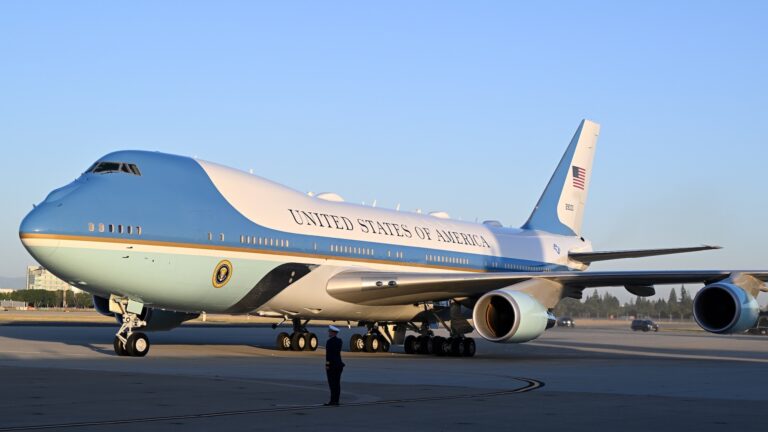 为什么 Air Force One 需要这么长时间才能更换？这不仅仅是官僚主义。