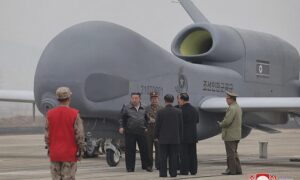金正恩观察朝鲜新型侦察和攻击无人机的试验