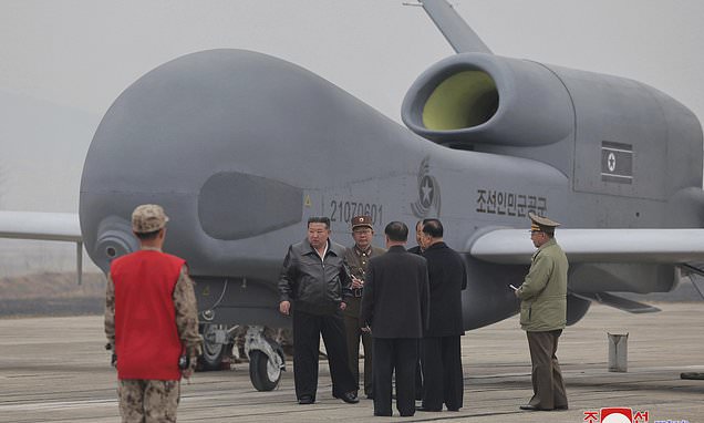 金正恩观察朝鲜新型侦察和攻击无人机的试验