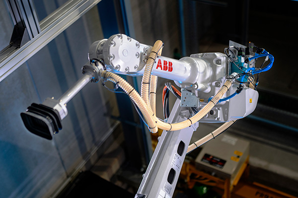 ABB 通过 AI 驱动的功能模块扩展了机器人拣选系列
