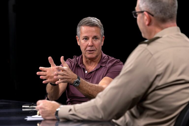 Dean 在播客中与退休将军 Scott Miller 讨论领导力和创新