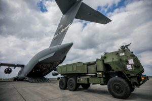 美国海军陆战队在日本空军基地进行快速HIMARS部署演习，以应对印太紧张局势