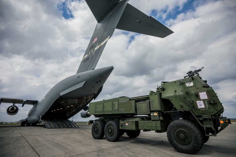 美国海军陆战队在日本空军基地进行快速HIMARS部署演习，以应对印太紧张局势