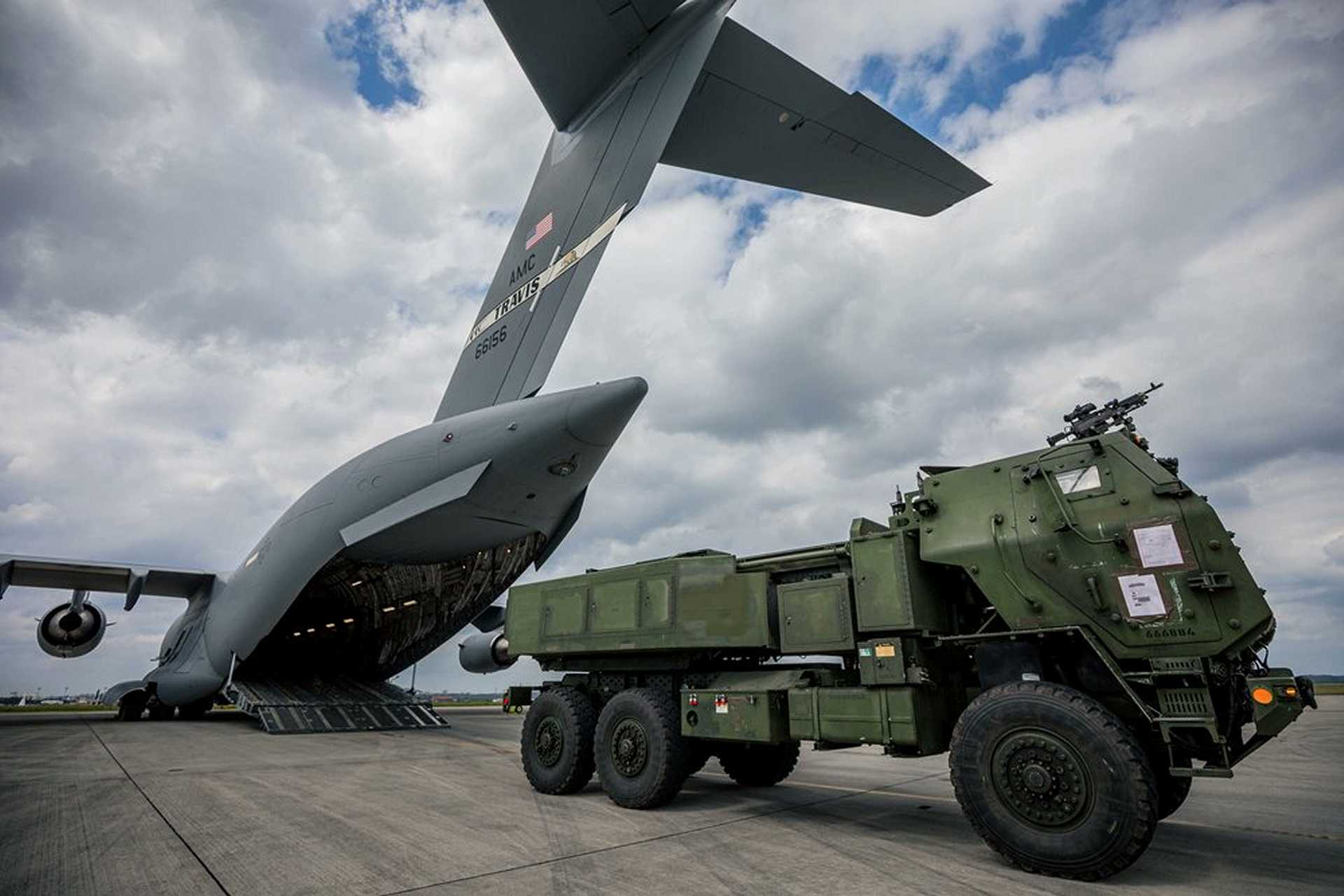 美国海军陆战队在日本空军基地进行快速HIMARS部署演习，以应对印太紧张局势