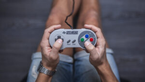 为什么 SNES 硬件的运行速度比预期的要快，以及为什么这是一个问题