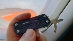 他们说我可以把这个 TSA 批准的多功能工具带上飞机 - 这是怎么回事